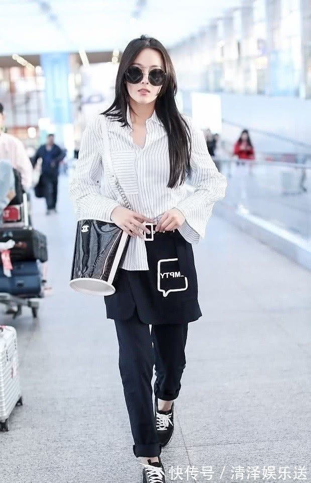 穿搭|这位军嫂是真的酷!张馨予走机场穿何捷“军靴”,却凹漫画腿好美