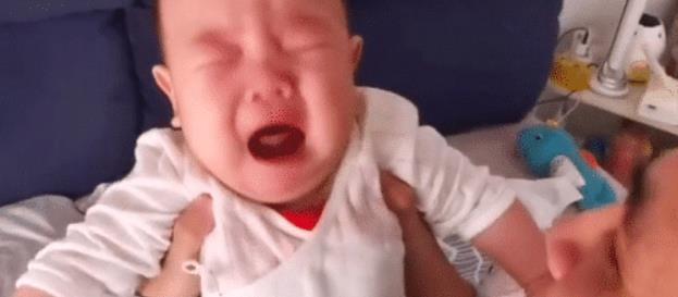 脸蛋|萌娃被妈妈亲VS被爸爸亲,最后哭得一塌糊涂完了,我不干净了