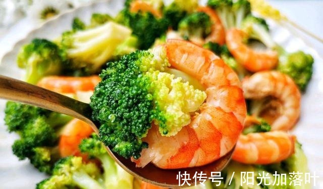 老少皆宜|西蓝花和虾仁搭配，随手一炒就是一盘下饭菜，家人都爱吃！