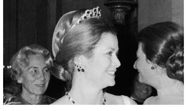 红宝石 索菲亚的红宝石首饰好美,不光格蕾丝有戴过,连赫本也有类似的