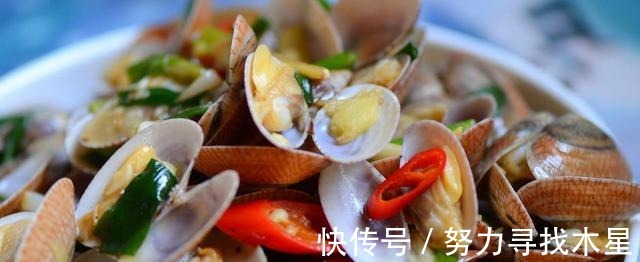 搭配|夏季必备的辣炒花蛤，香辣开胃，搭配一杯冰啤酒，生活美滋滋！