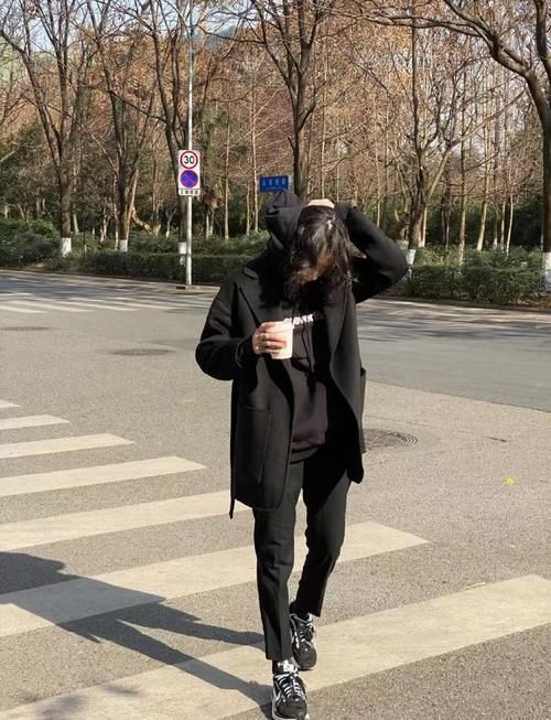 卫衣的穿搭法则，让你的卫衣瞬间时髦又精致，再也不担心松垮显老