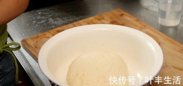 小董|三伏天，用这菜蒸包子太香了，想吃都买不到，皮薄大馅又鲜美