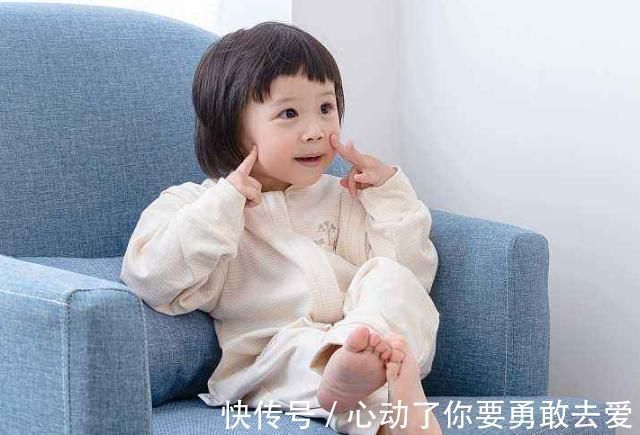 宝宝|宝宝睡觉不安稳,总是容易被吓到,突然举起小手来,是生病吗?