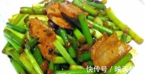 炒蒜苔直接下油锅？原来之前都做错了，难怪蒜苔发柴又不入味