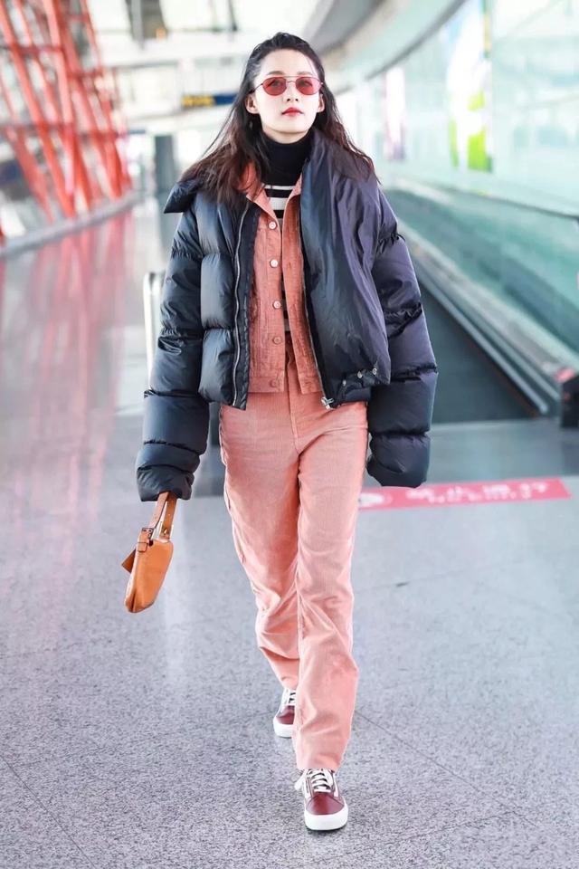 明星 穿羽绒服时尽量别配打底裤,瞧瞧明星这样来穿,时髦保暖上档次