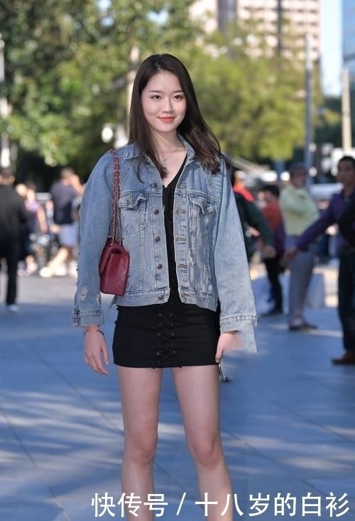 黑色连衣裙加小白鞋,搭配一件牛仔外衣,显得潇洒自若