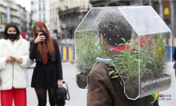 比利时艺术家打造“私人旅行泡泡” 头戴“绿洲”行走街头
