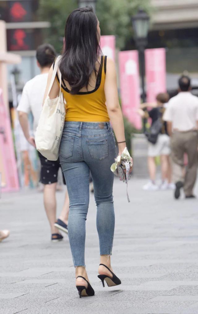 前沿|步入30岁以后,阿姨还是不服输,穿搭依旧走在时尚前沿!