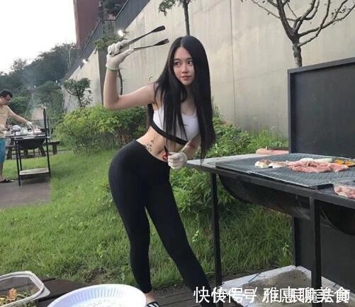 紧身 美女穿搭紧致打底裤展现迷人的身材,尽显潮流风范