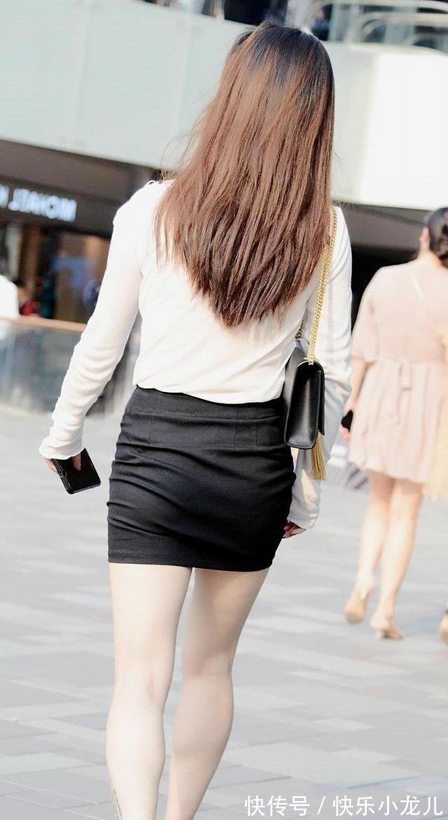 包臀裙 小妹包臀裙的穿着韵味十足,经典黑白配,造型更出彩很有高级感