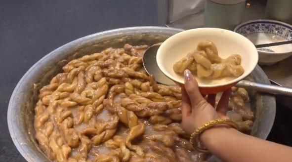 大叔早餐只卖“它”1碗4元,每天能卖6大桶,外地人吃1次就够了