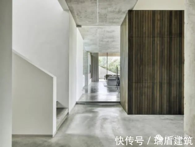 清水混凝土打造出的22°别墅