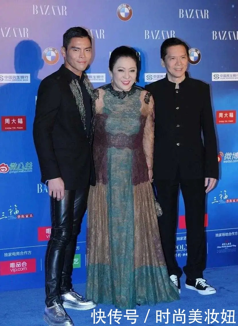 版型|向太这回真长脸了,一袭粉色娃娃裙配丸子头洋气减龄,气质绝了