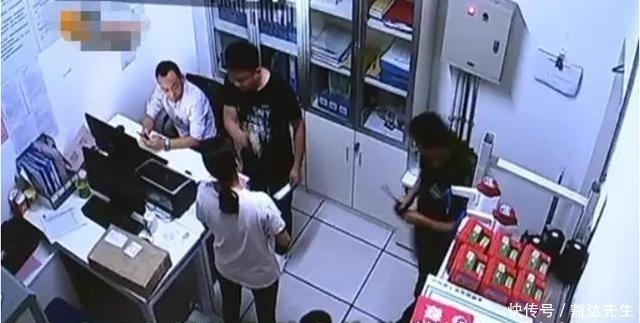 超市|孙子超市里弄碎一盒鸡蛋,店员让赔10盒,被爷爷怼得直接闭嘴了