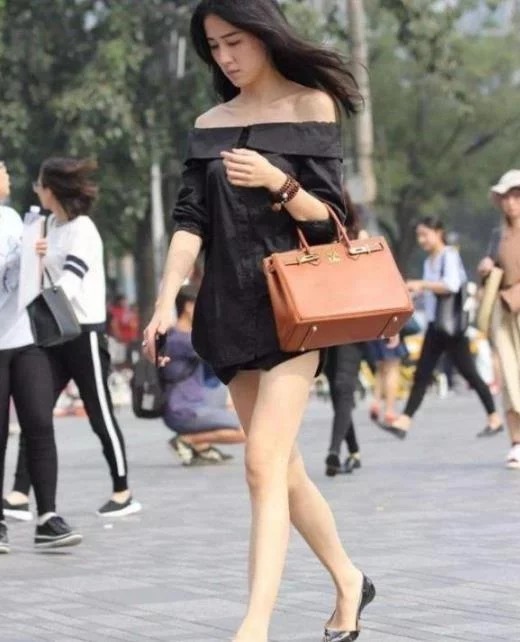 街拍:身材高挑的美女,一条时尚靓丽短裙,尽显优雅的女神气质