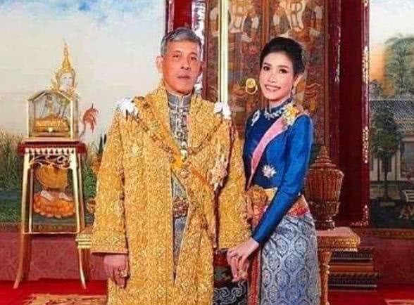 泰国|诗妮娜贵妃册封大典,3个晚辈却一脸不屑,失宠被废早有预兆