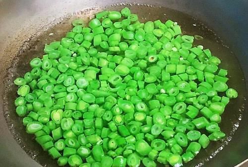 健身|大鱼大肉吃腻了,来个四季豆炒鸡肉,味道清香又独特,健身达人都喜欢