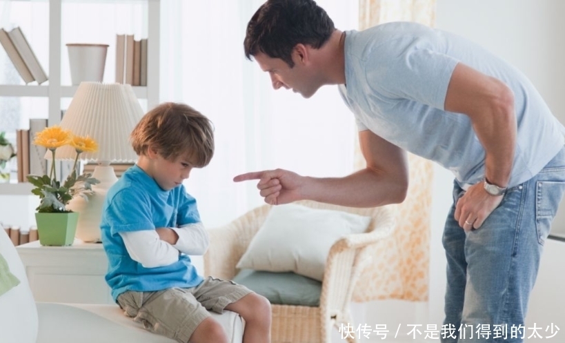 解孩子|爸爸不想给孩子买玩具，当街给孩子撒娇，网友：这才是巨婴吧