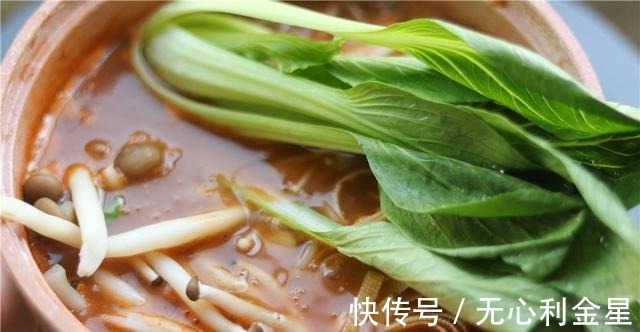 天气转冷，最爱这懒人饭，热乎乎一锅出，好吃又过瘾！