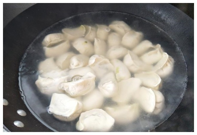 速冻饺子怎么煮用冷水还是热水，教你正确做法，不破皮不露馅