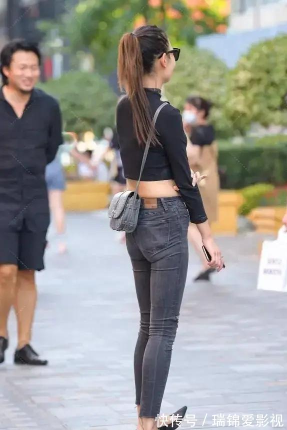 修身 黑色短上衣搭配破洞牛仔裤，时尚和修身可以同时兼具，还青春显瘦