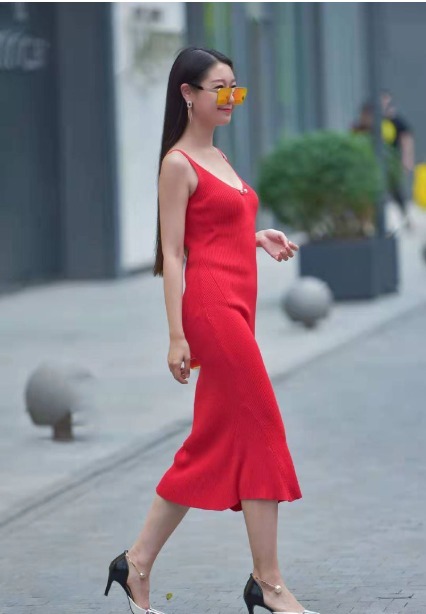 优美|红色连衣裙搭配银黑色高跟鞋,优美迷人,光彩夺目