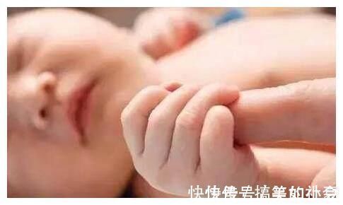 小手|宝宝睡觉小手紧握,婆婆说这是攒钱的手,去医院检查才知道原因