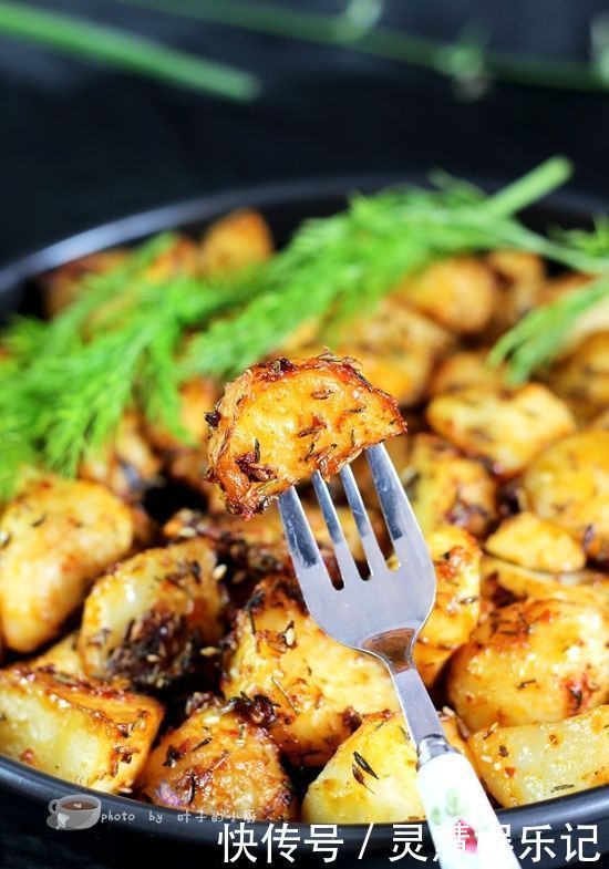 自制麻辣红|土豆从小吃到大,如此做法太好吃,拌2种香料,比肉还香