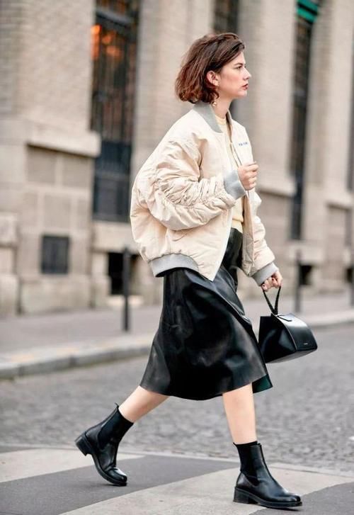 小黑裤大势已去，今年流行“小棉服+裙子”，照着穿美翻朋友圈啦