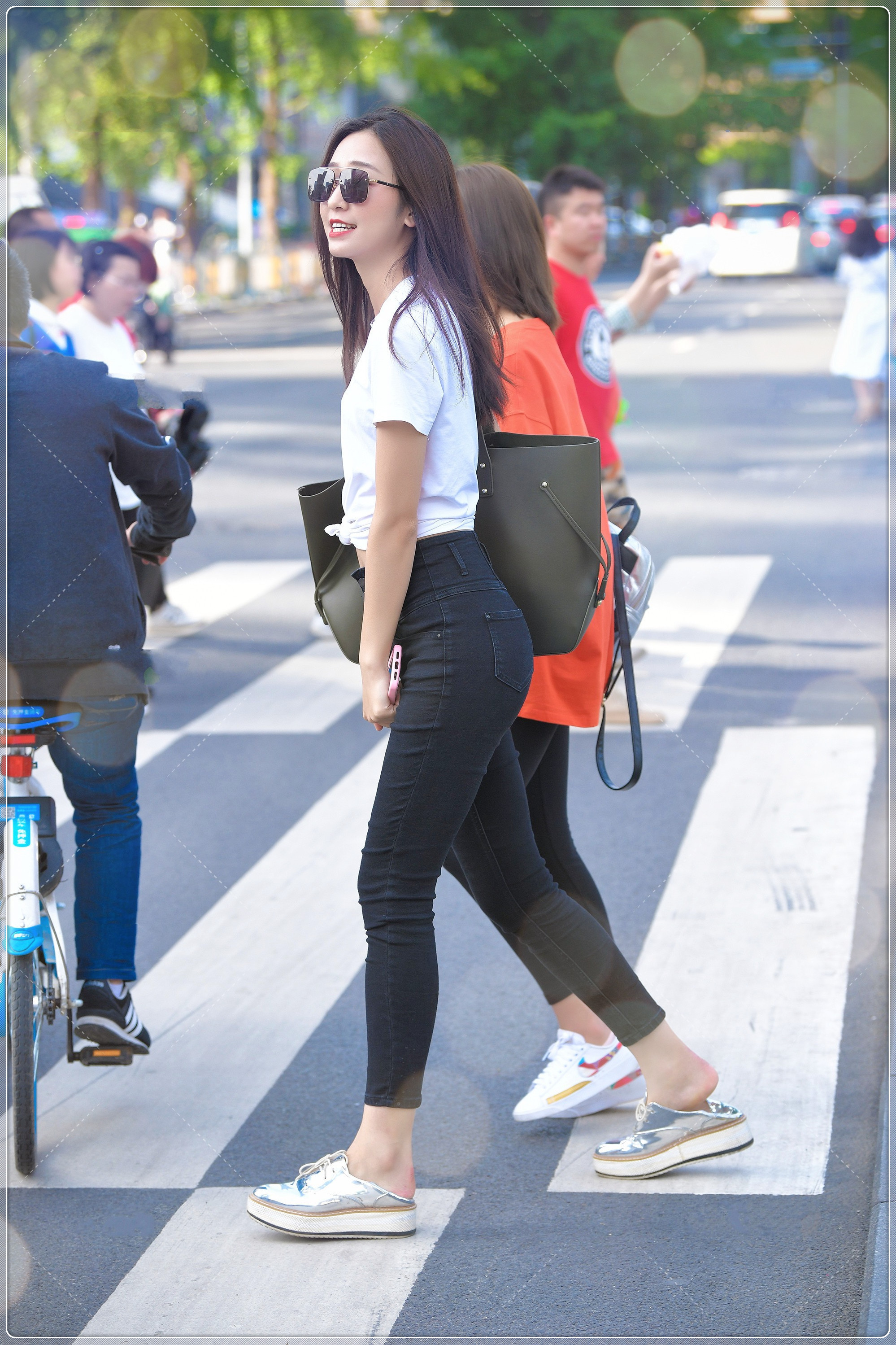 街拍黑+白经典配色,将简单的搭配,穿出与众不同