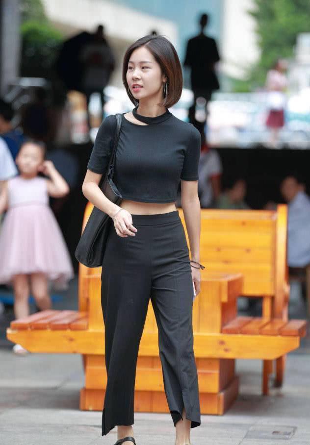 街拍:长发美女身穿吊带上衣,不规则下摆平稳走线,优雅范十足