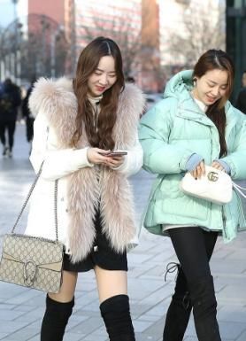 街拍性感姐妹花超赞的身材,你更喜欢哪位呢