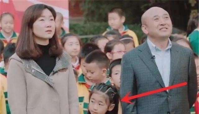 吐槽|儿子当众“吐槽”爸妈偏心妹妹,看到妹妹脸后,网友:是我也偏心