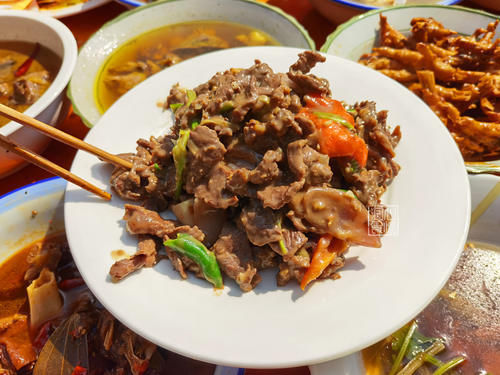 賓客們|參加農(nóng)村二舅60歲壽宴，隨了500元祝壽，18道菜剩大半：不敢恭維