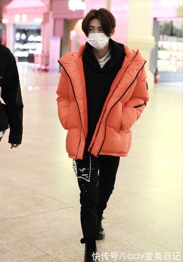 穿搭 被“小鬼”萌到了,穿亮黄色棉服梳“哪吒头”,古灵精怪很有个性