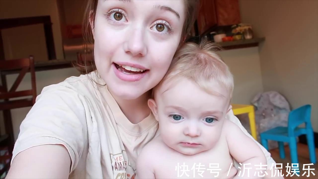 大弟弟|1岁半萌娃第一次帮5月大弟弟的忙,下一刻小家伙的反应,好玩了