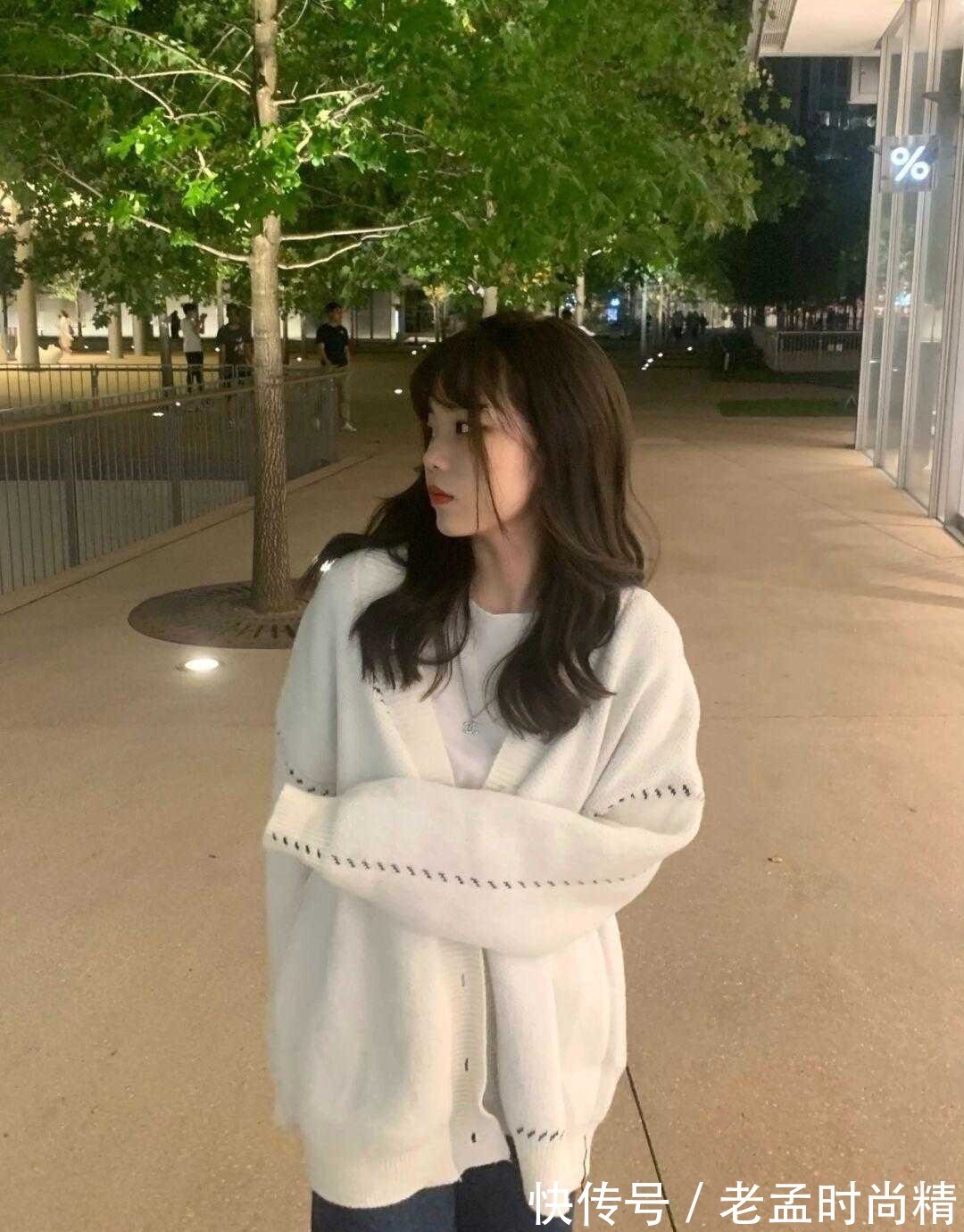 针织|街拍:25+小姐姐用一身青绿针织衫配百褶裙,诠释什么叫优雅温柔