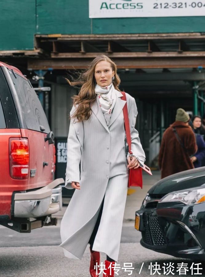 大衣+围巾=冬日最强搭配!温暖时髦、超显脸小,不穿你就真输了