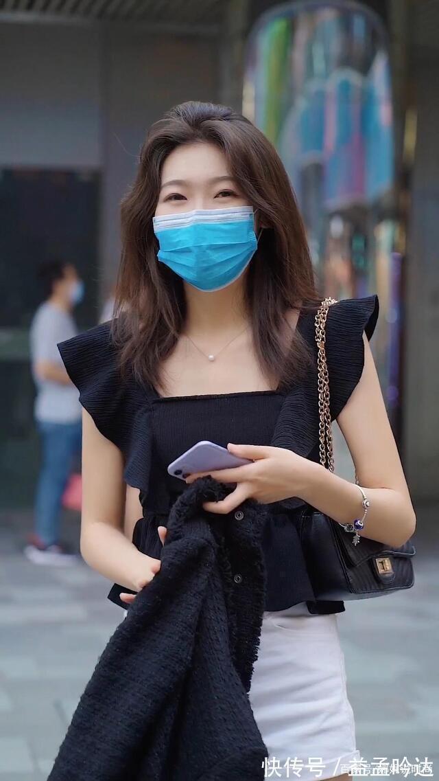 荷叶边 黑荷叶衫搭配白色超短裤,经典黑白搭配,别具一格