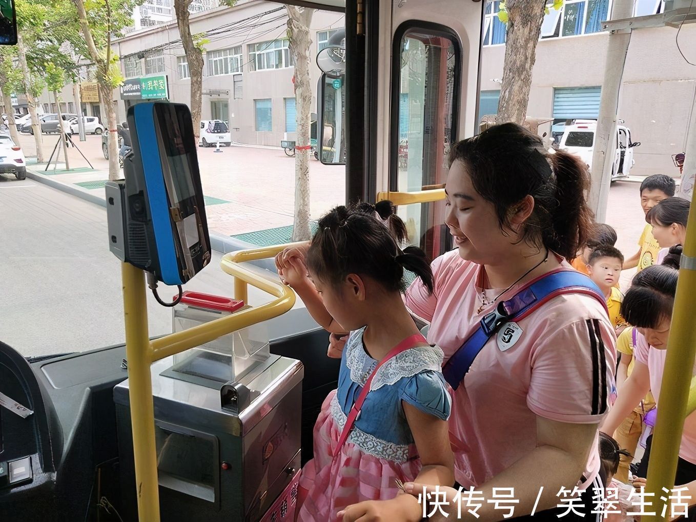 自尊心|孩子公交上“拉臭臭”，乘客怨声不断，一旁妈妈的做法让人称赞
