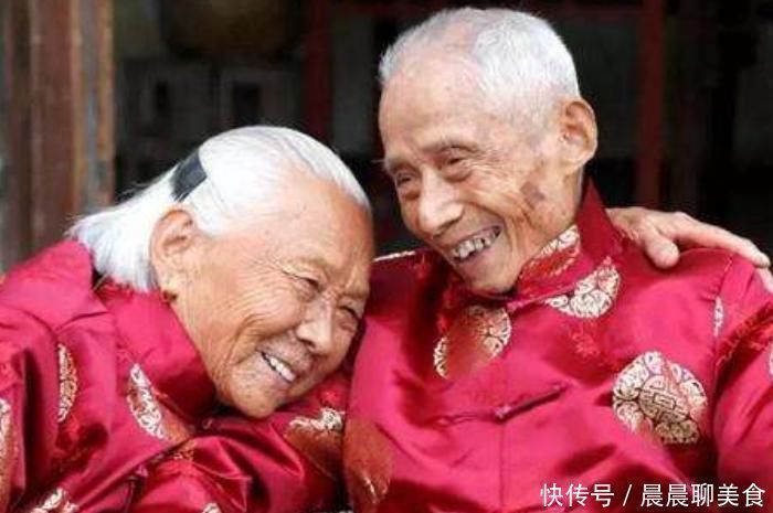 睡眠质量|113岁老人抽烟又喝酒,她说长寿并不难,每晚做1件“事”很有