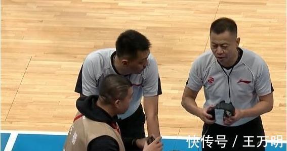 cb翟晓川朱彦西与女记者争执,谁对谁错?球迷:跟辽篮球员好好学学