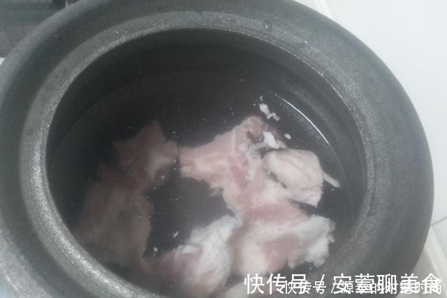 深褐色|海带和它是绝配,隔三差五吃一次,温和滋补,冬季要常吃!