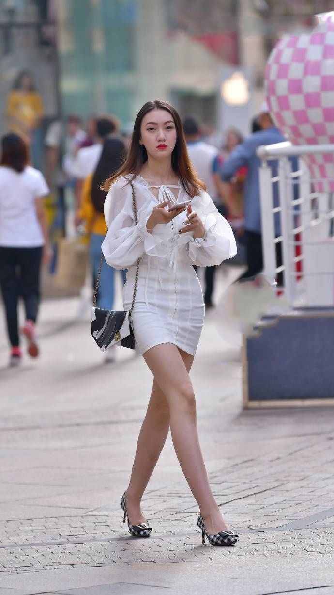 高挑 针织衫搭配黑丝短靴,高挑靓丽的小姐姐,气质十分出众