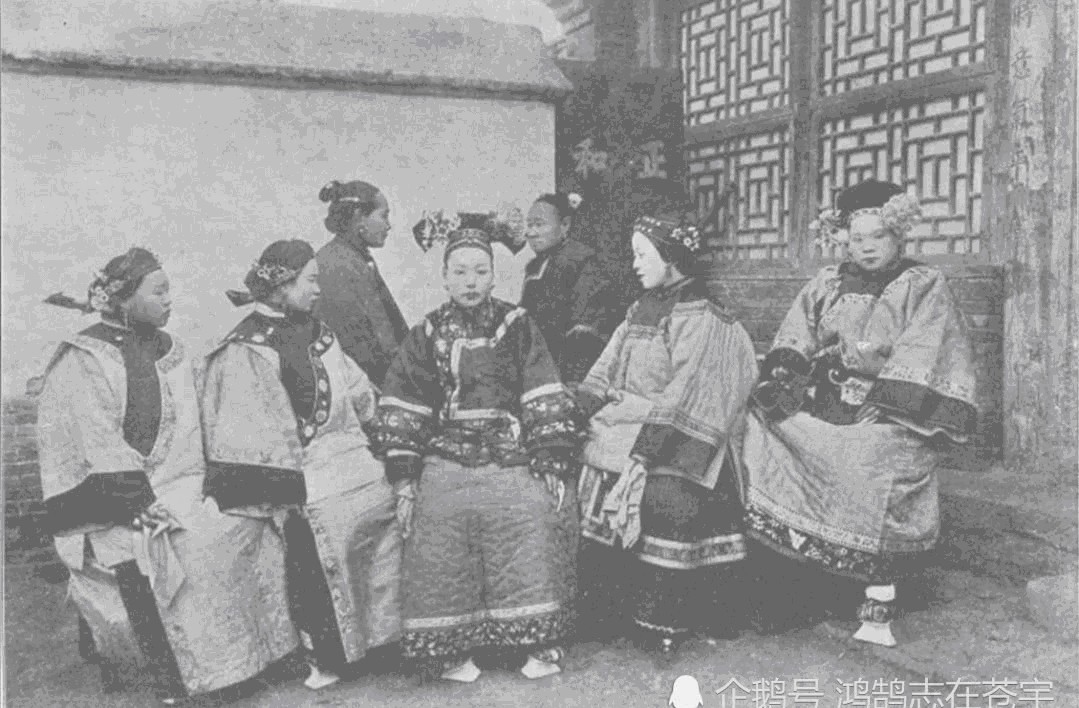 照片|清末罕见照片，小妾在正妻面前噤若寒蝉，图九男子挂两张虎皮练摊