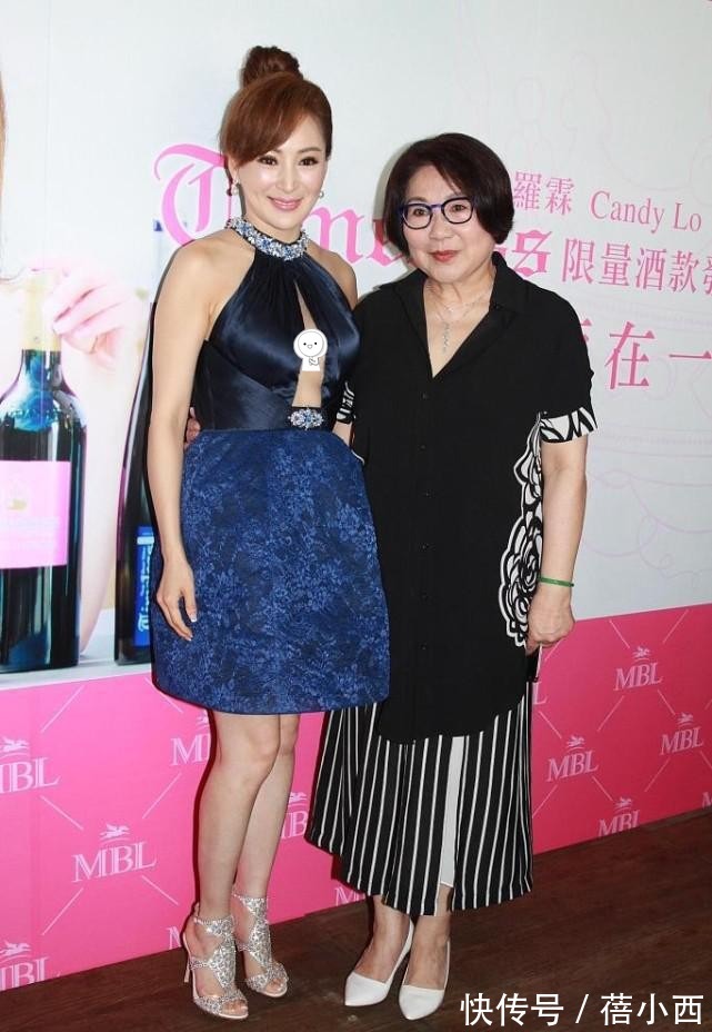 穿搭|65年的罗霖还有“尤物身材”,穿挂裙脖胸前“挖个洞”,有料敢穿