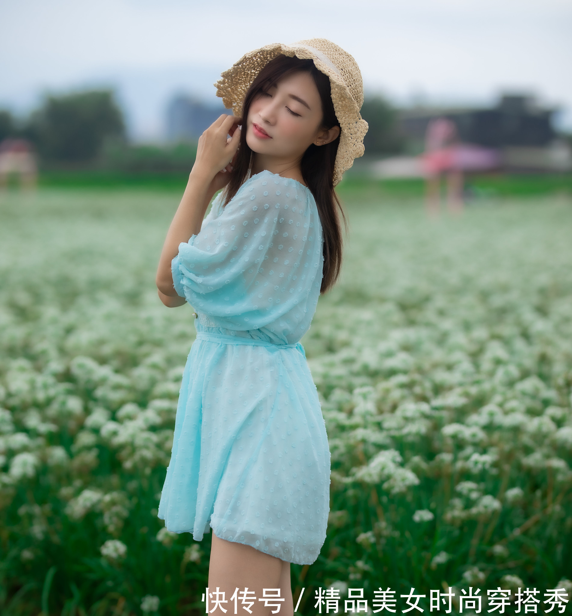 脱俗|衣服穿对了才是经典,深邃脱俗的淡雅连衣裙,优雅气质不凡