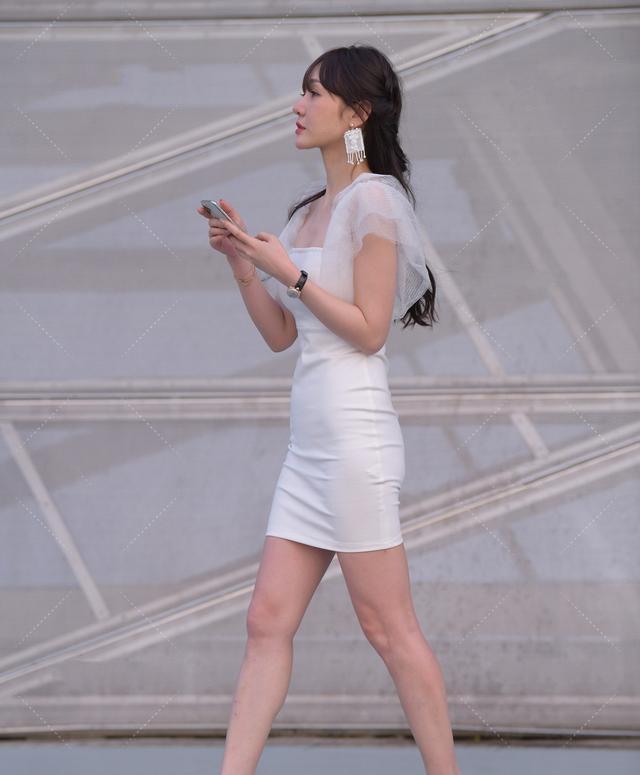 包涵性 丰润紧致的连衣裙美女,才能让造型显得优雅,衬托精致