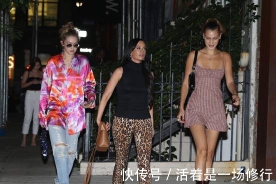 朝天丸子头 贝拉穿吊带裙街头约饭显小清新,吉吉·哈迪德穿牛仔裤显邋遢